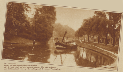 873098 Afbeelding van een vrachtschip op de Stadsbuitengracht ter hoogte van de Tolsteegsingel (rechts) te Utrecht, met ...